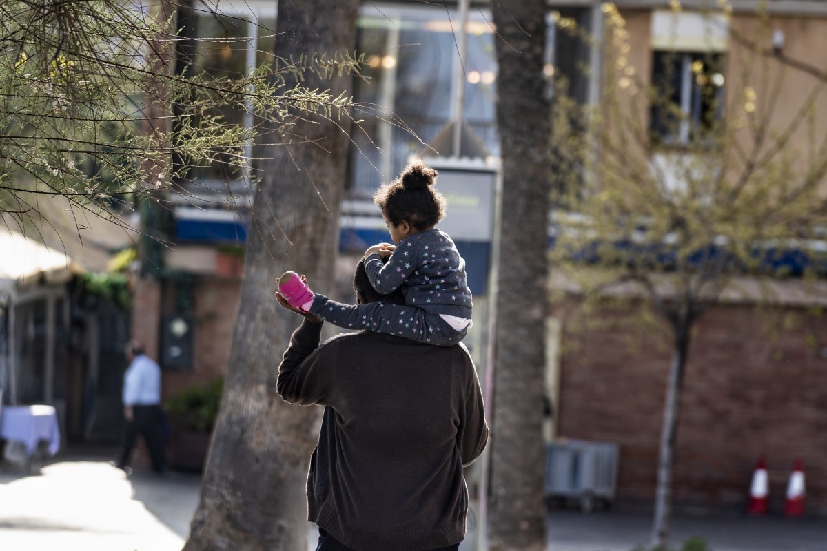 Un pare i la seva filla passegen per Barcelona