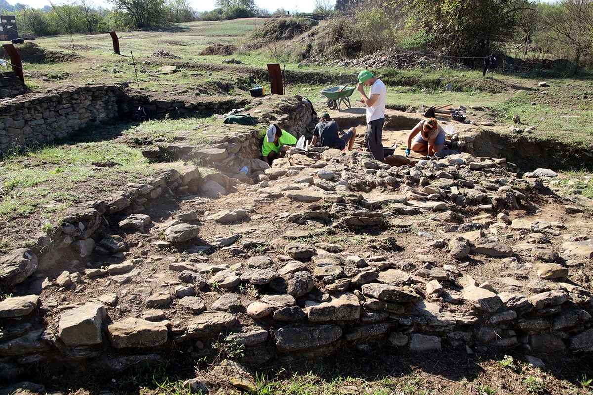 La muralla ibèrica on han aparegut murs amb restes ceràmiques d'una etapa anterior.