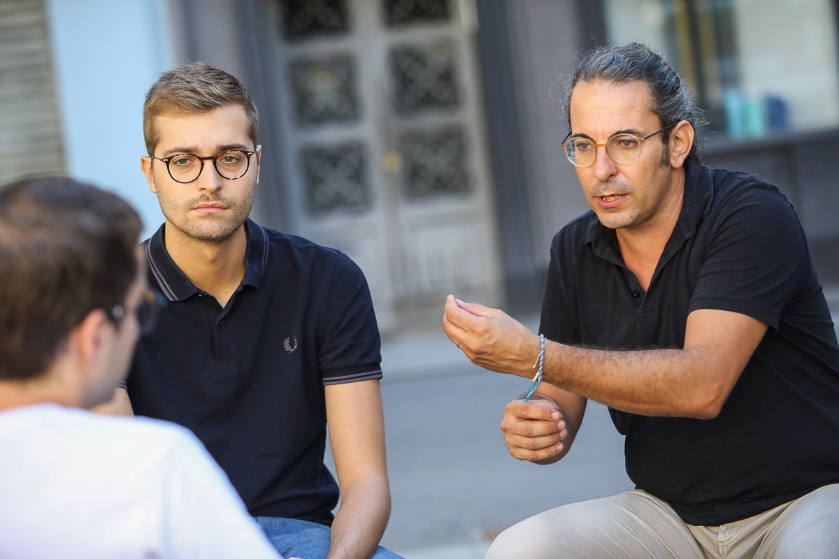 Agustí Arbós i Jordi Serrat durant l'entrevista a Nació Garrotxa a la plaça Major d'Olot