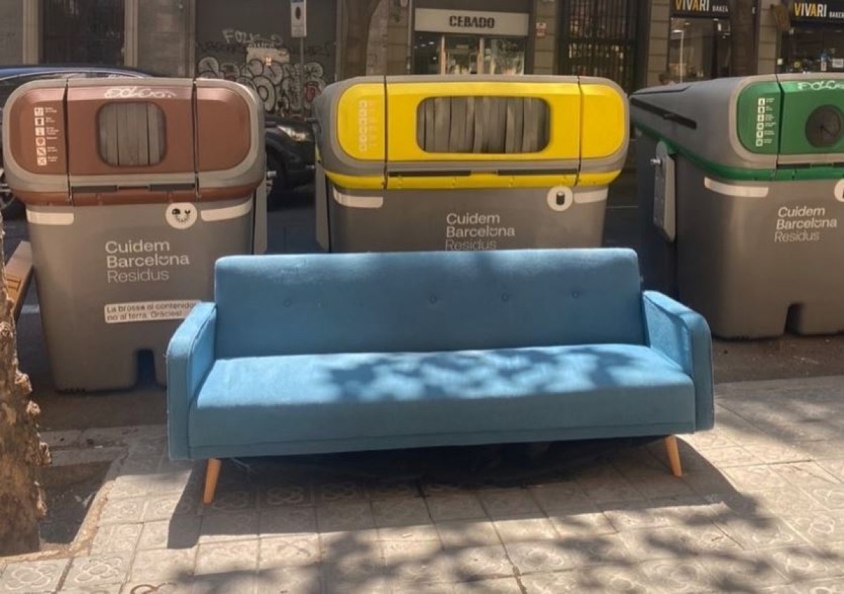 Un sofà davant de contenidors a Barcelona