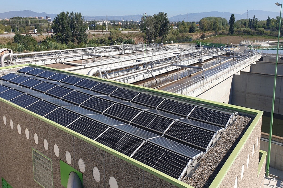 Les plaques de captació d'energia fotovoltaica de l'EDAR la Llagosta