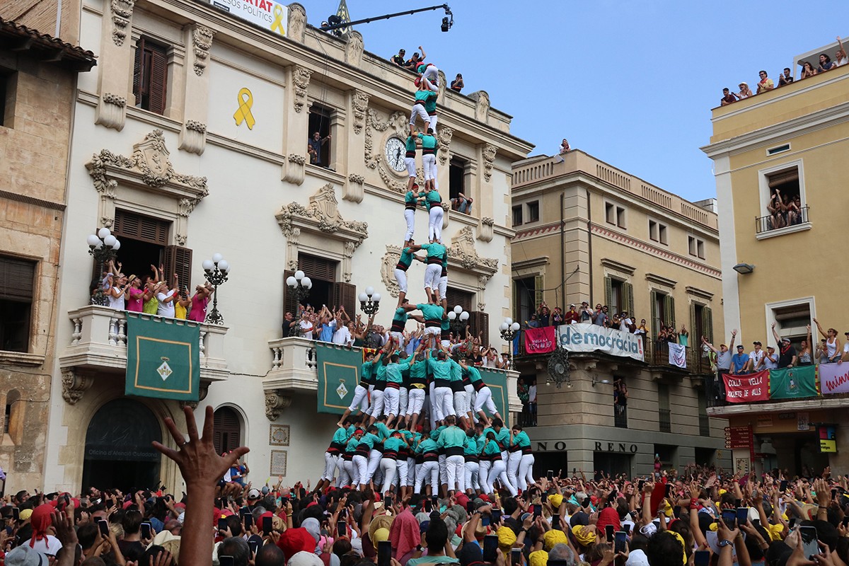 3 de 10 amb folre i manilles carregat pels Castellers de Vilafranca a la diada de Sant Fèlix 2022.