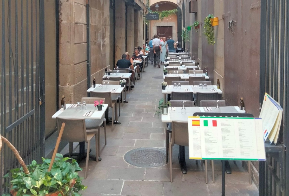 La terrassa d'un bar que, sense cap llicència, fa mesos que disposa 21 taules al carrer 