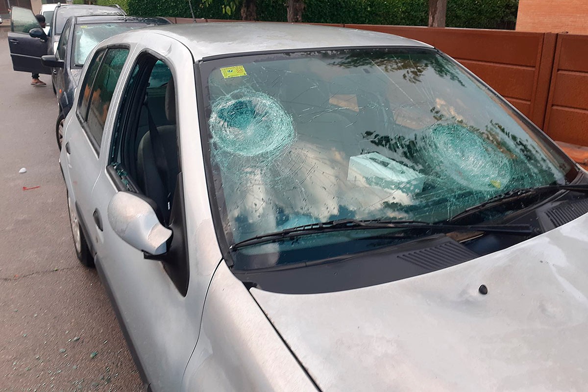 Un cotxe amb el vidre trencat per una pedra a la Bisbal d'Empordà