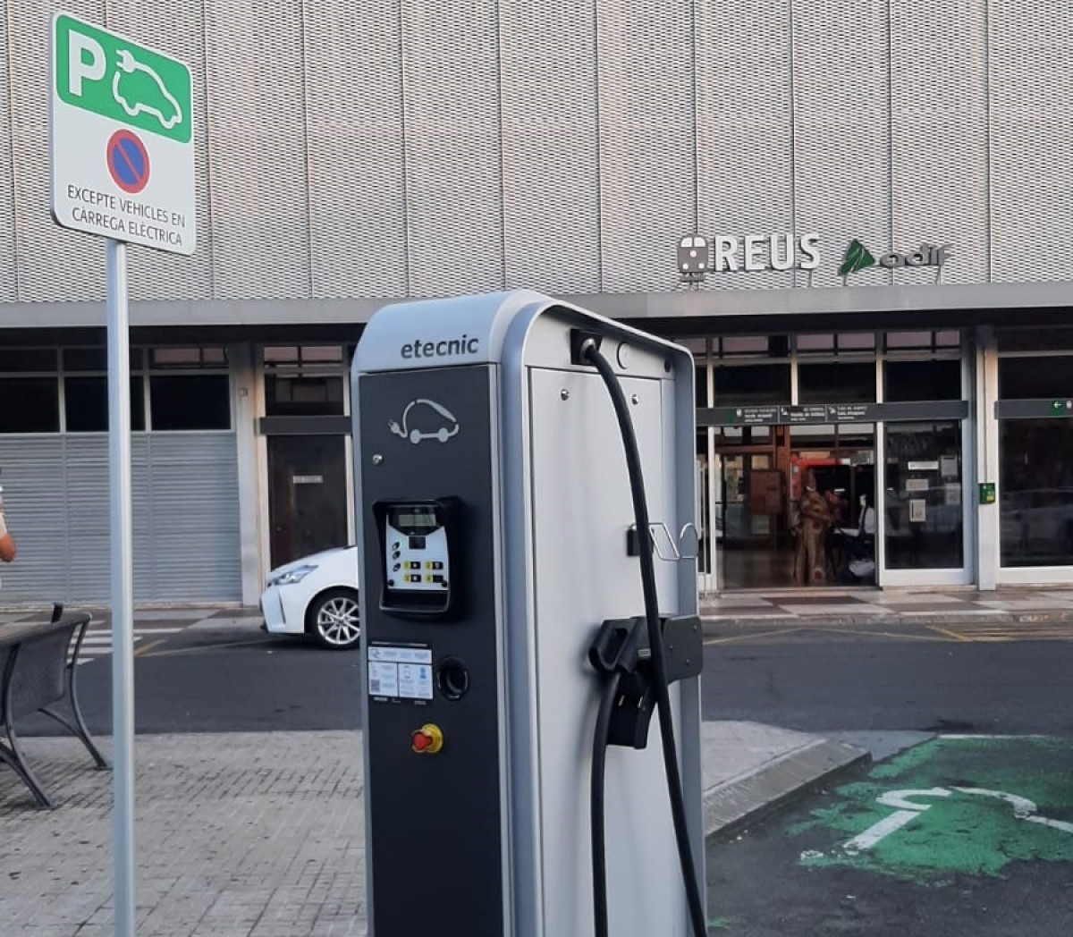 Un carregador per a vehicles elèctrics, davant de l'estació de trens de Reus