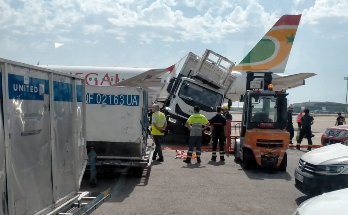 L'avió i el camió implicats en l'accident