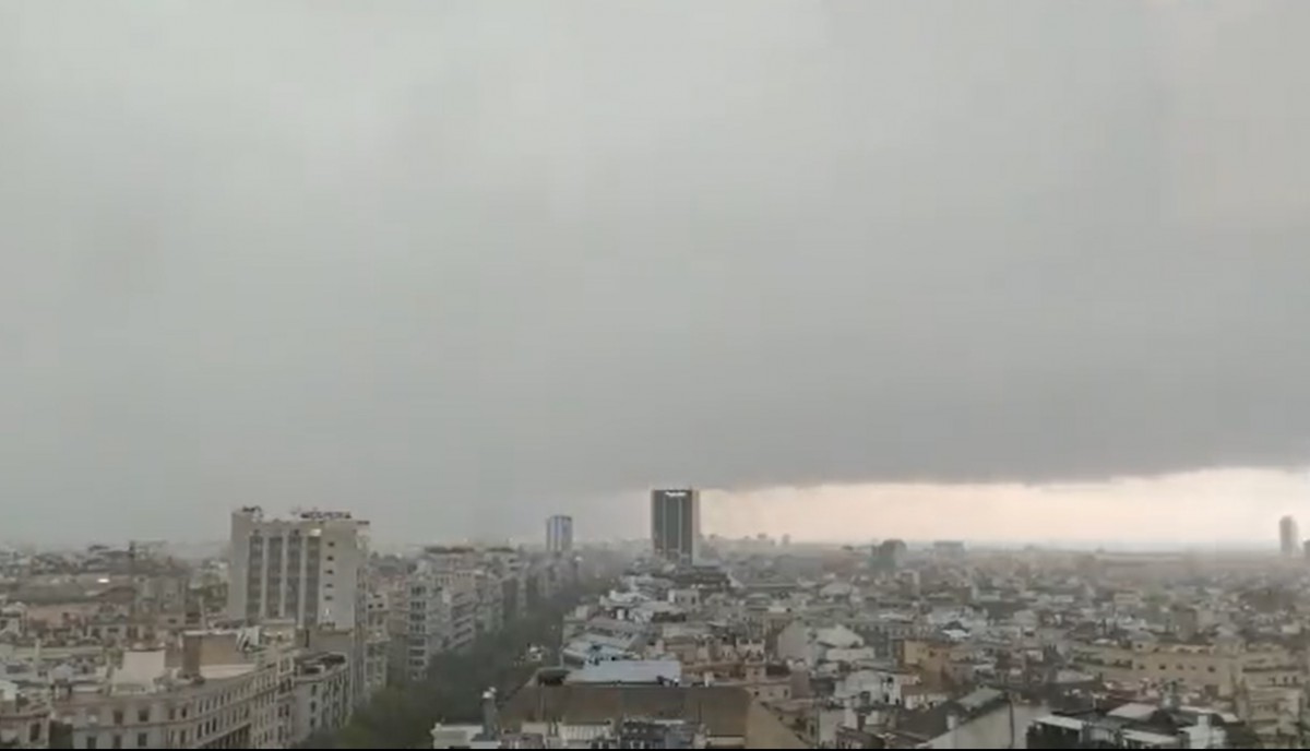 La tempesta a Barcelona, vista d'un edifici de la plaça Francesc Macià