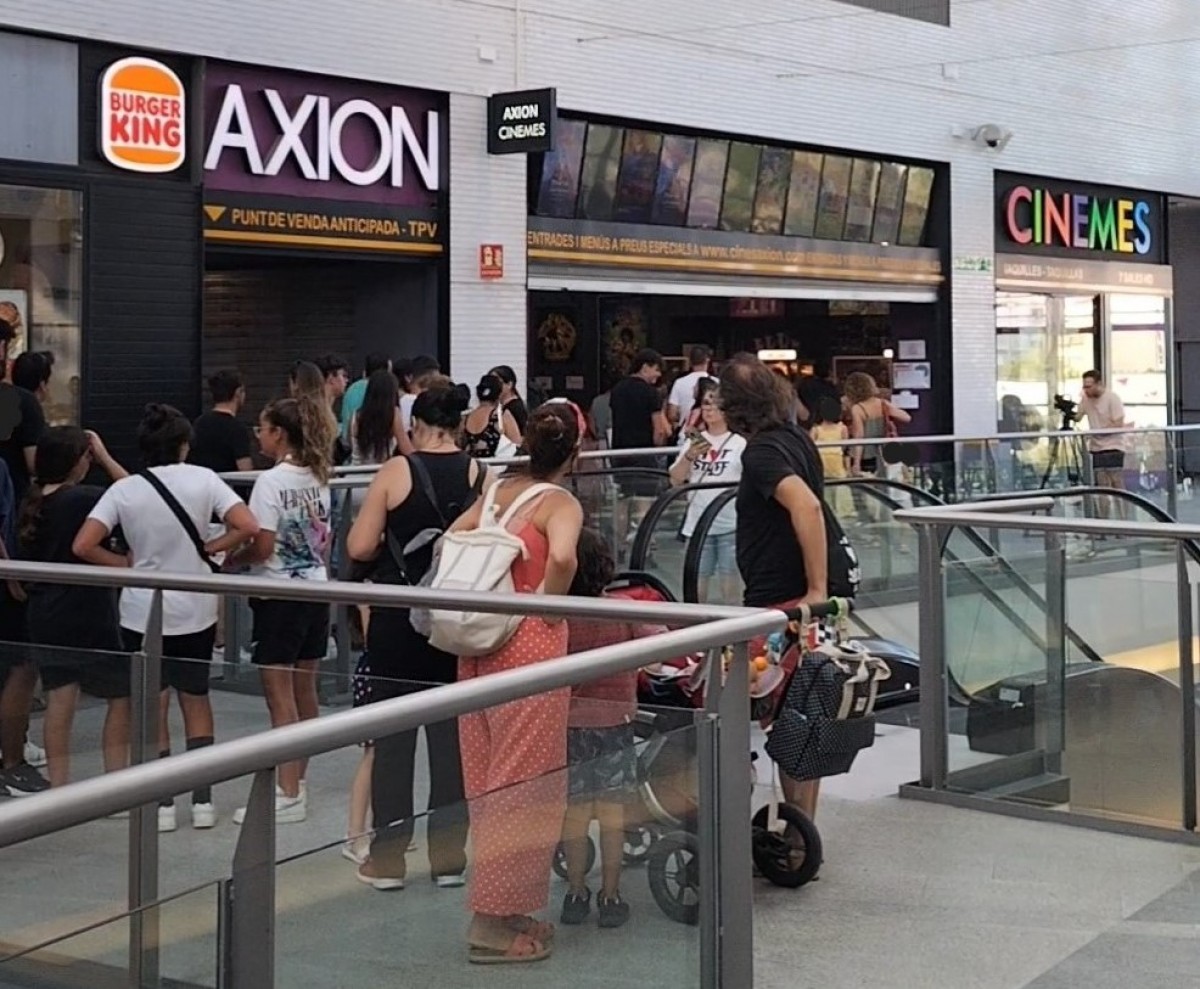 Imatge d'espectadors a l'exterior dels cinemes Axion, abans d'una sessió del CINC