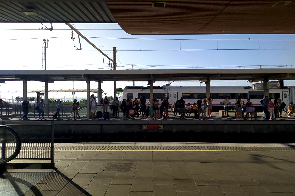 Les andanes 2 i 4 de l'estació ferroviària de Tarragona, aquest dijous.