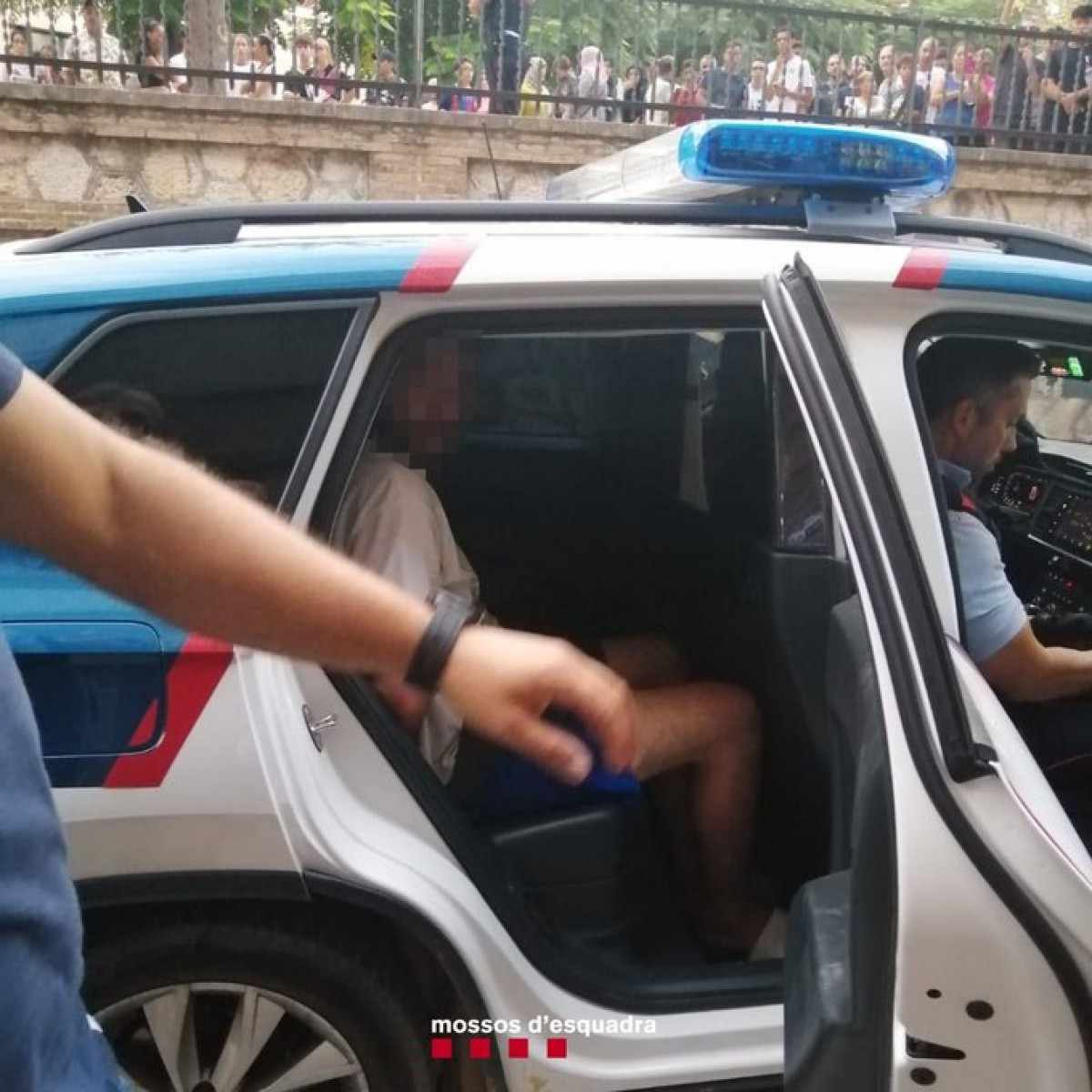 Imatge difosa pels Mossos d'Esquadra del presumpte autor de l'incendi d'un cotxe de la Policia Local de Valls detingut a l'interior d'un vehicle del cos de seguretat autonòmic.