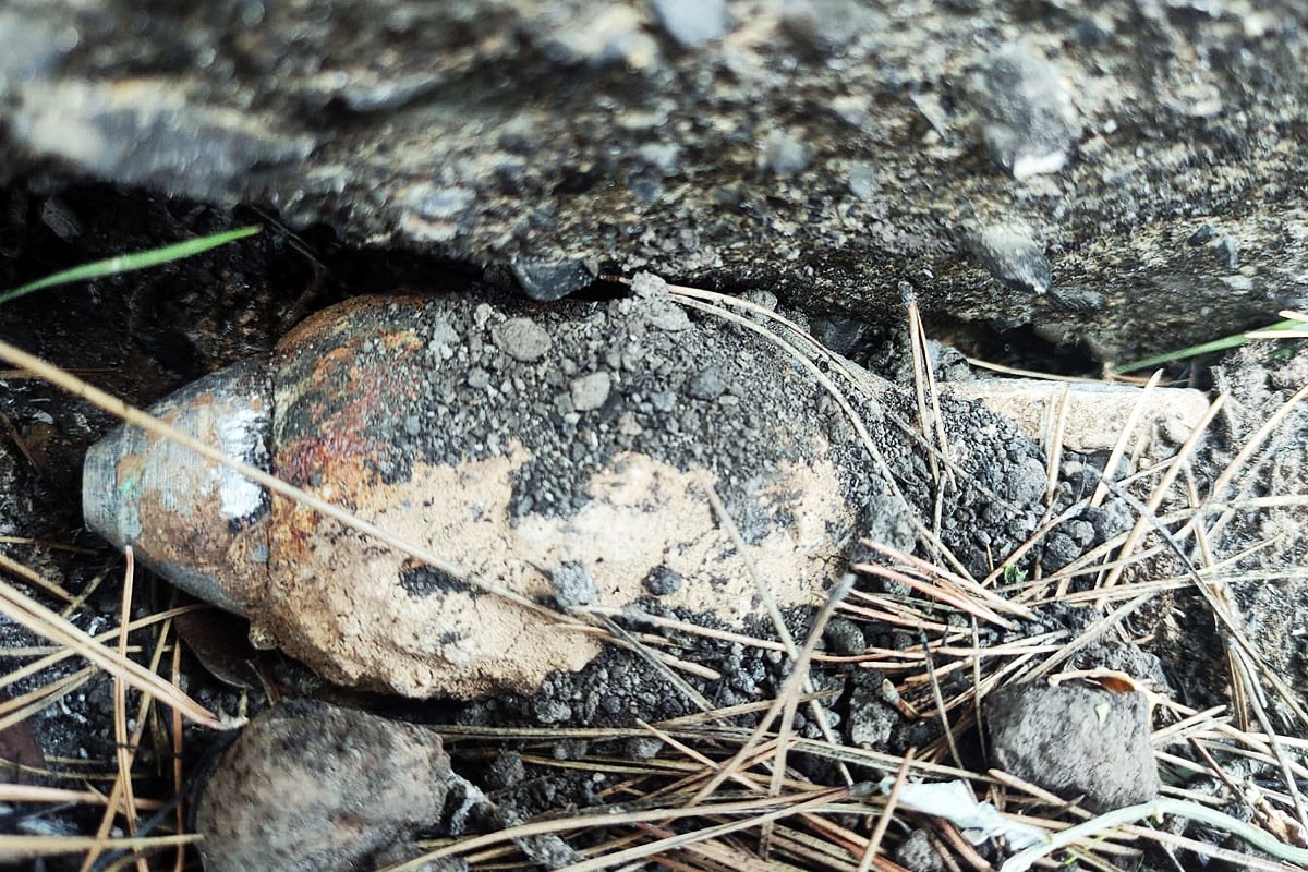 L'artefacte explosiu trobat a prop del camí de Sant Benet