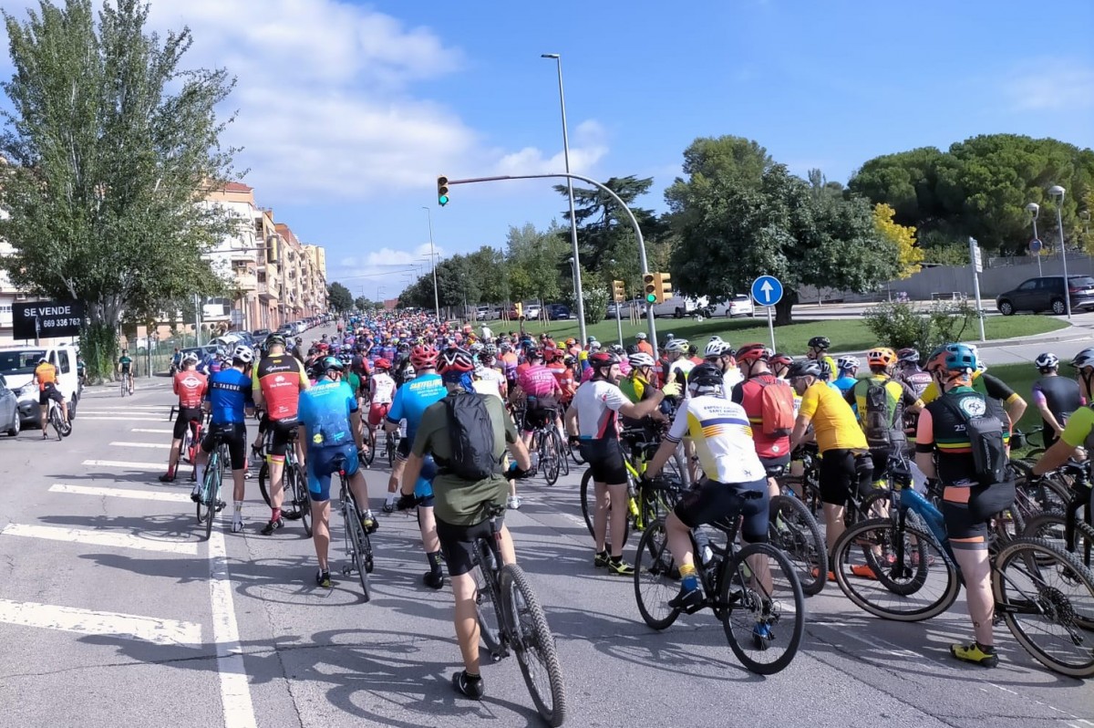 Milers de ciclistes omplen l'avinguda de l'Estatut de Rubí