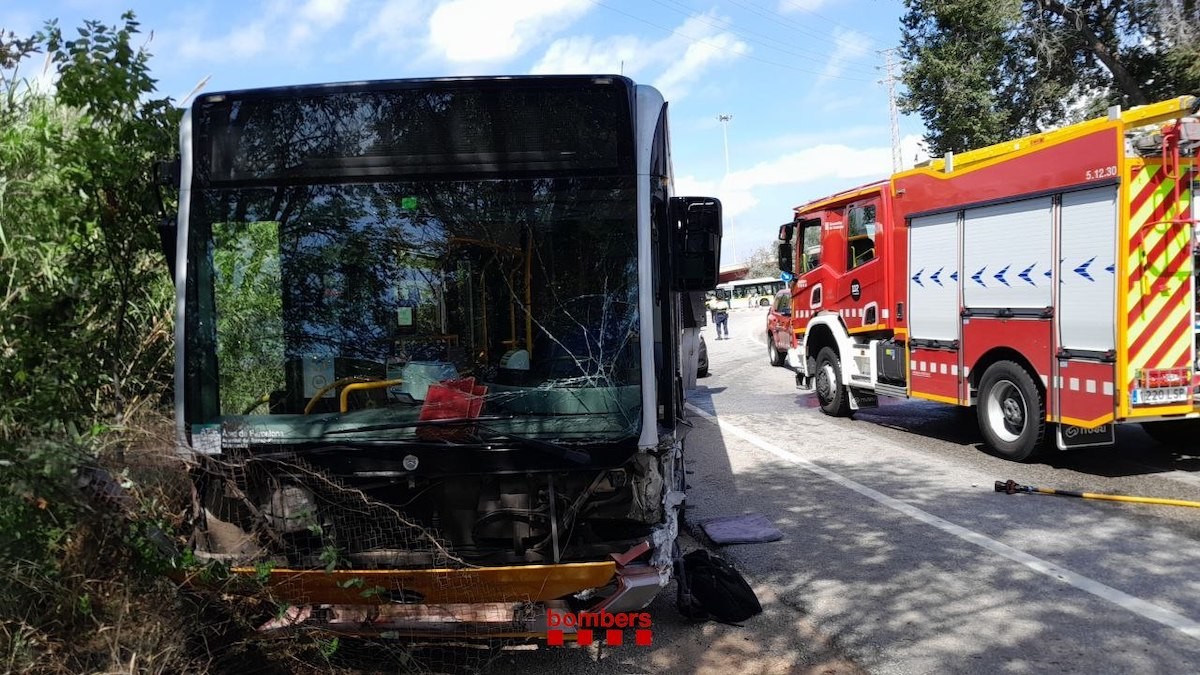 L'autobús accidentat al Prat de Llobregat