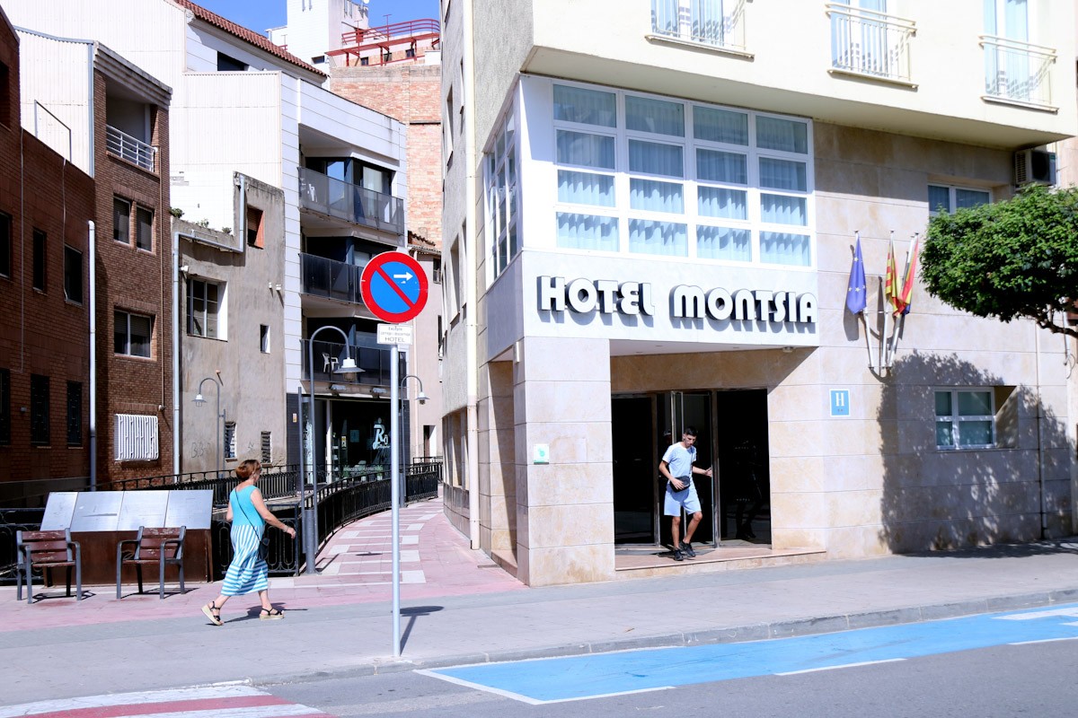 Vista de l'accés principal de l'hotel Montsià, a l'avinguda de la Ràpita d'Amposta, adquirit per l'empresa 