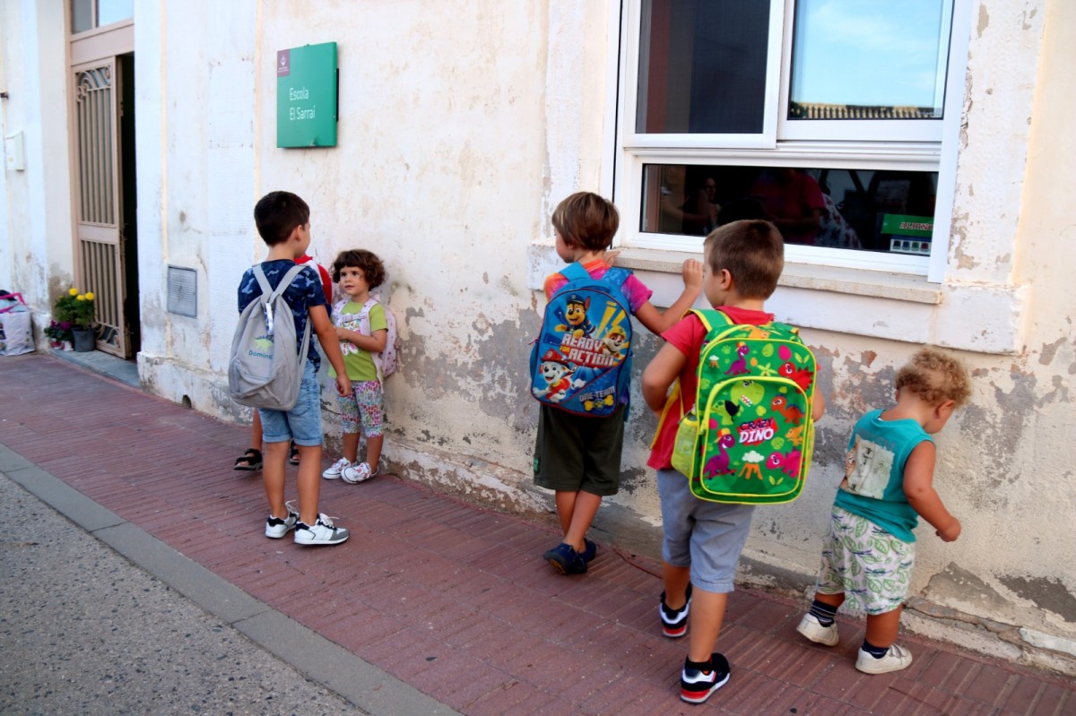 Alumnes a la porta de l'escola El Sarraí de Bellmunt de Priorat