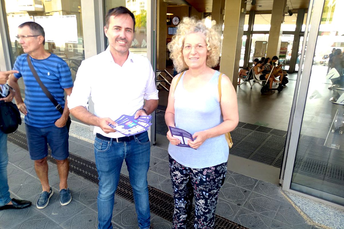 El diputat d'En Comú Podem, Jordi Jordan, i la nova regidora a Tarragona, Àngels Pérez, aquest dilluns a l'estació ferroviària.