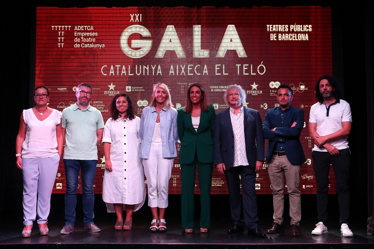 Representants d'ADETCA, amb la presidenta Isabel Vidal al mig, durant la presentació de la gala Catalunya Aixeca el Teló
