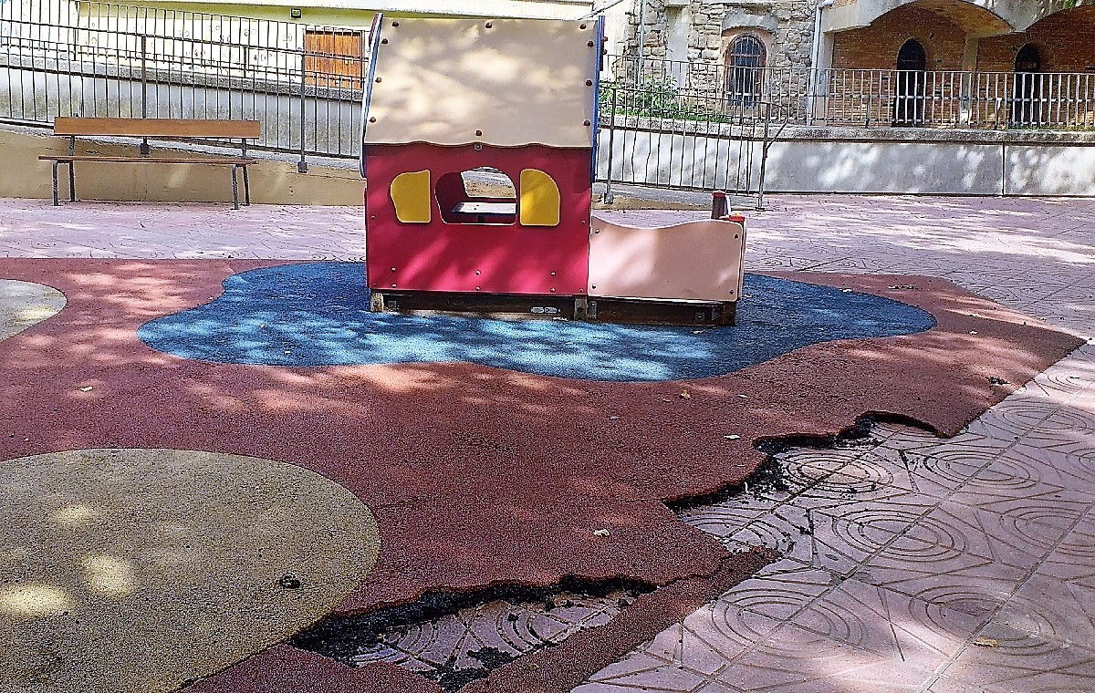 Imatge del parc infantil deteriorat
