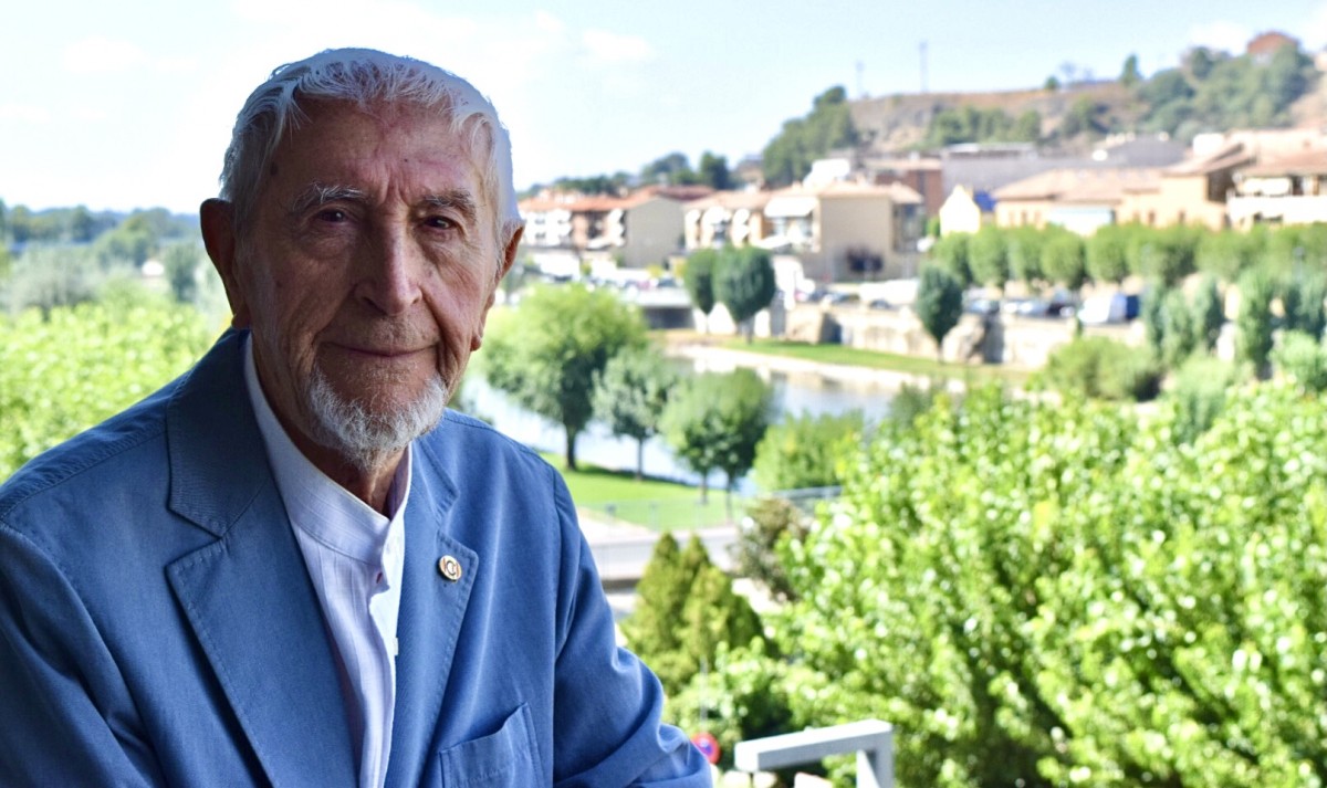 Josep Vallverdú, al balcó de casa seva, a Balaguer