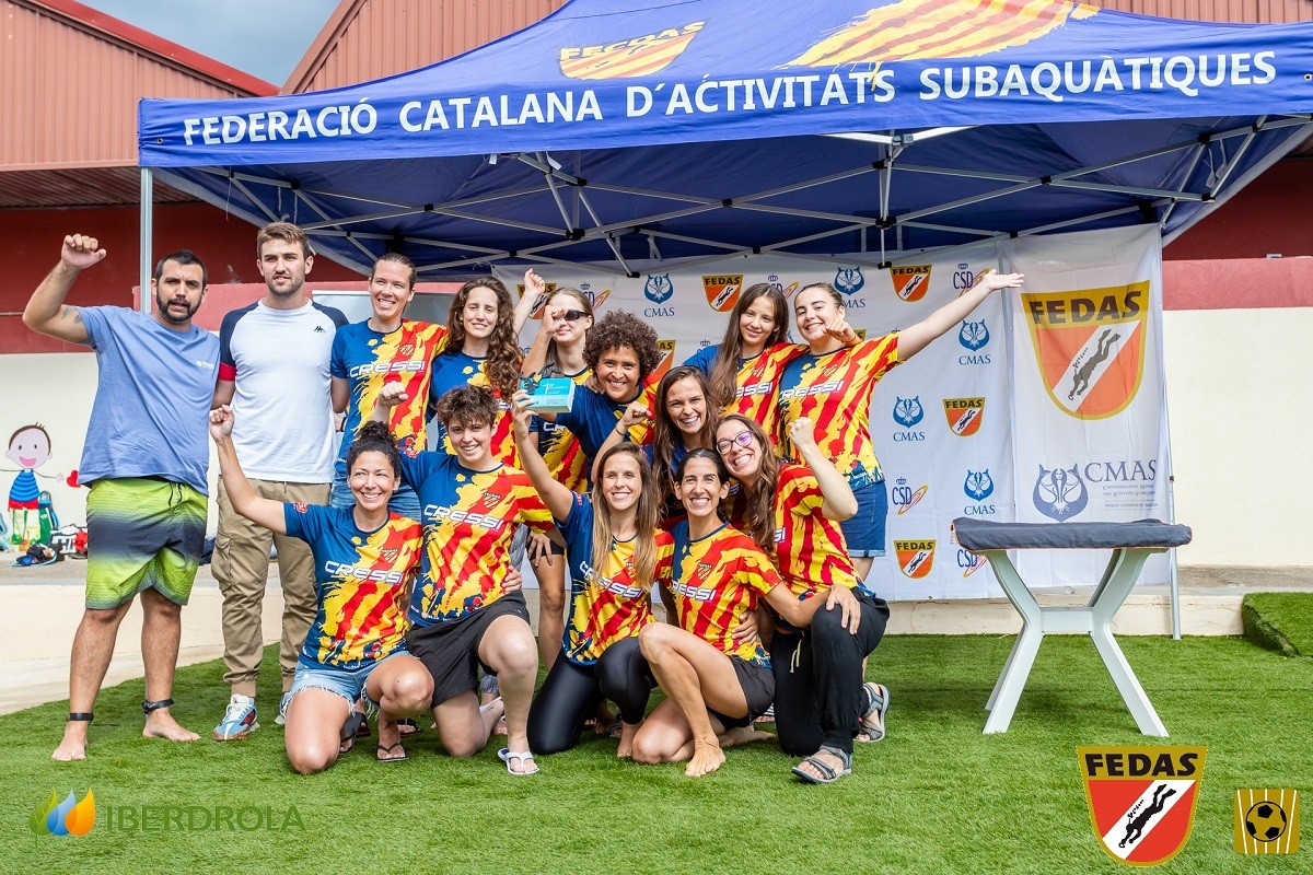 L'equip femení de Catalunya, celebrant el primer lloc, al costat del regidor d'Esports de l'ajuntament de Solsona, Joan Parcerisa