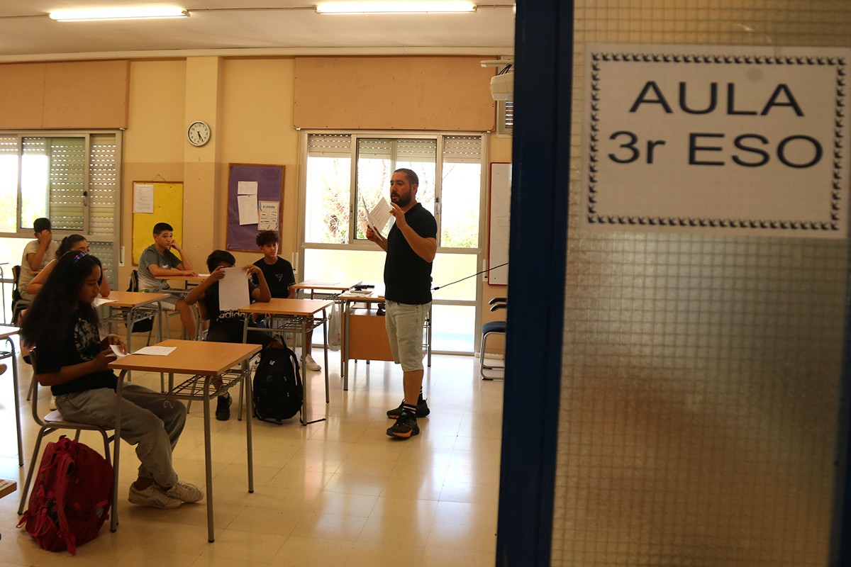 Alumnes de l'Institut Escola Mediterrani de Tarragona a l'inici de la primera classe en el primer dia del curs 2022-2023.