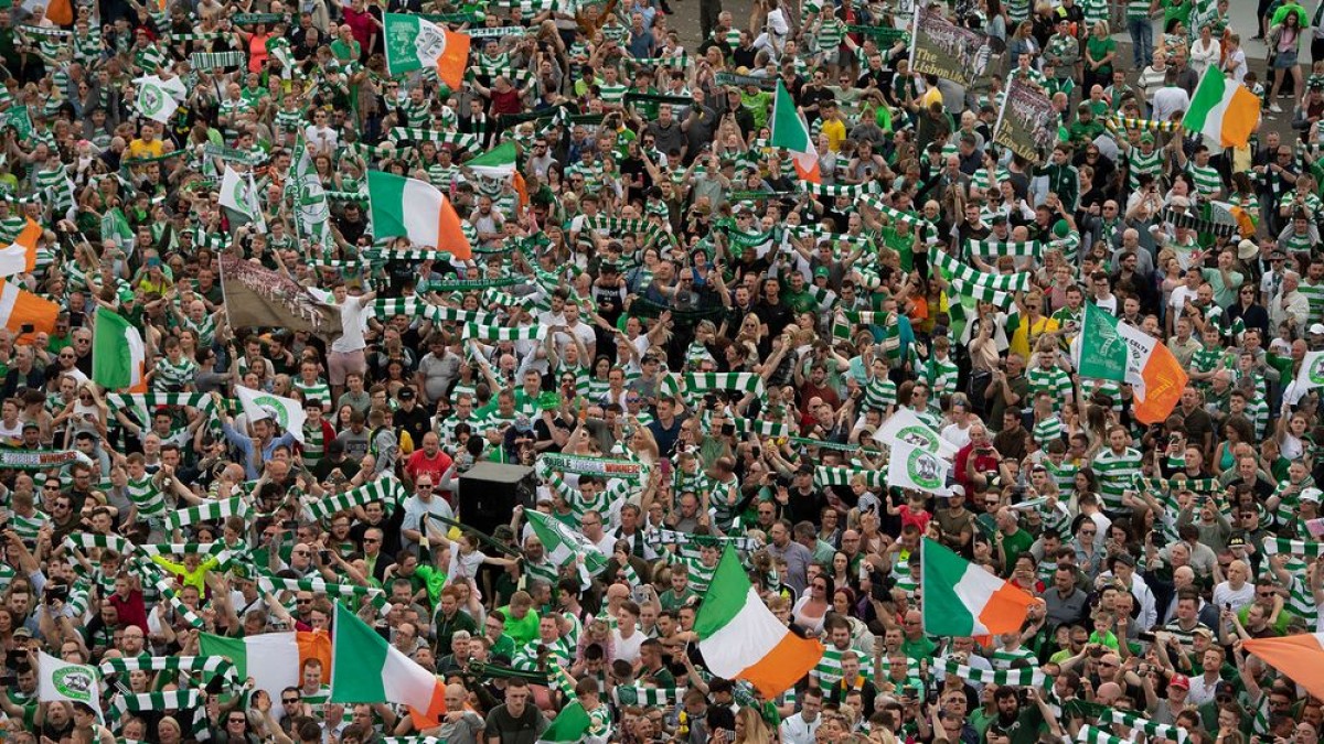 Els aficionats entonen càntics a l'estadi de Celtic Park