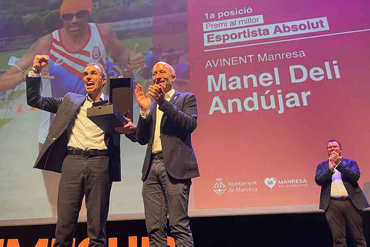 Manel Deli celebra el premi a la Nit de l'Esportista de Manresa