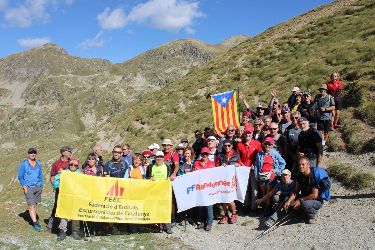 Foto de família dels participants de la Trobada Senderista dels Pirineus