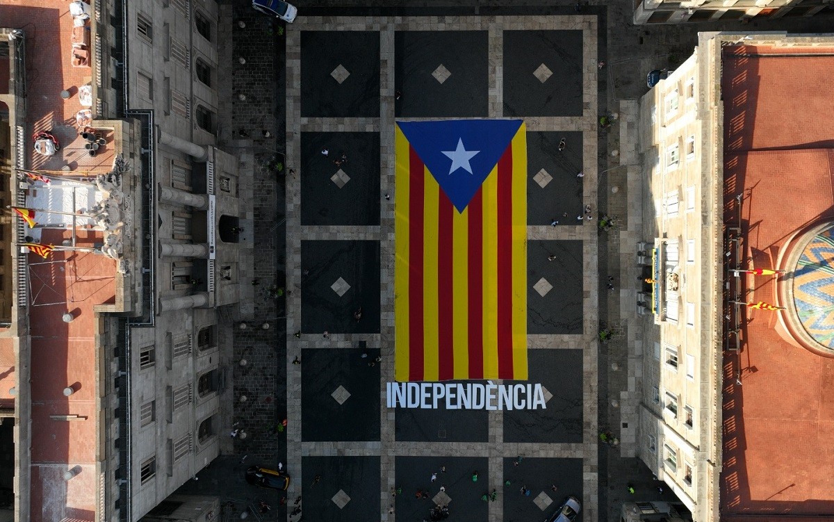 L'estelada gegant de l'ANC desplegada a la plaça Sant Jaume de Barcelona