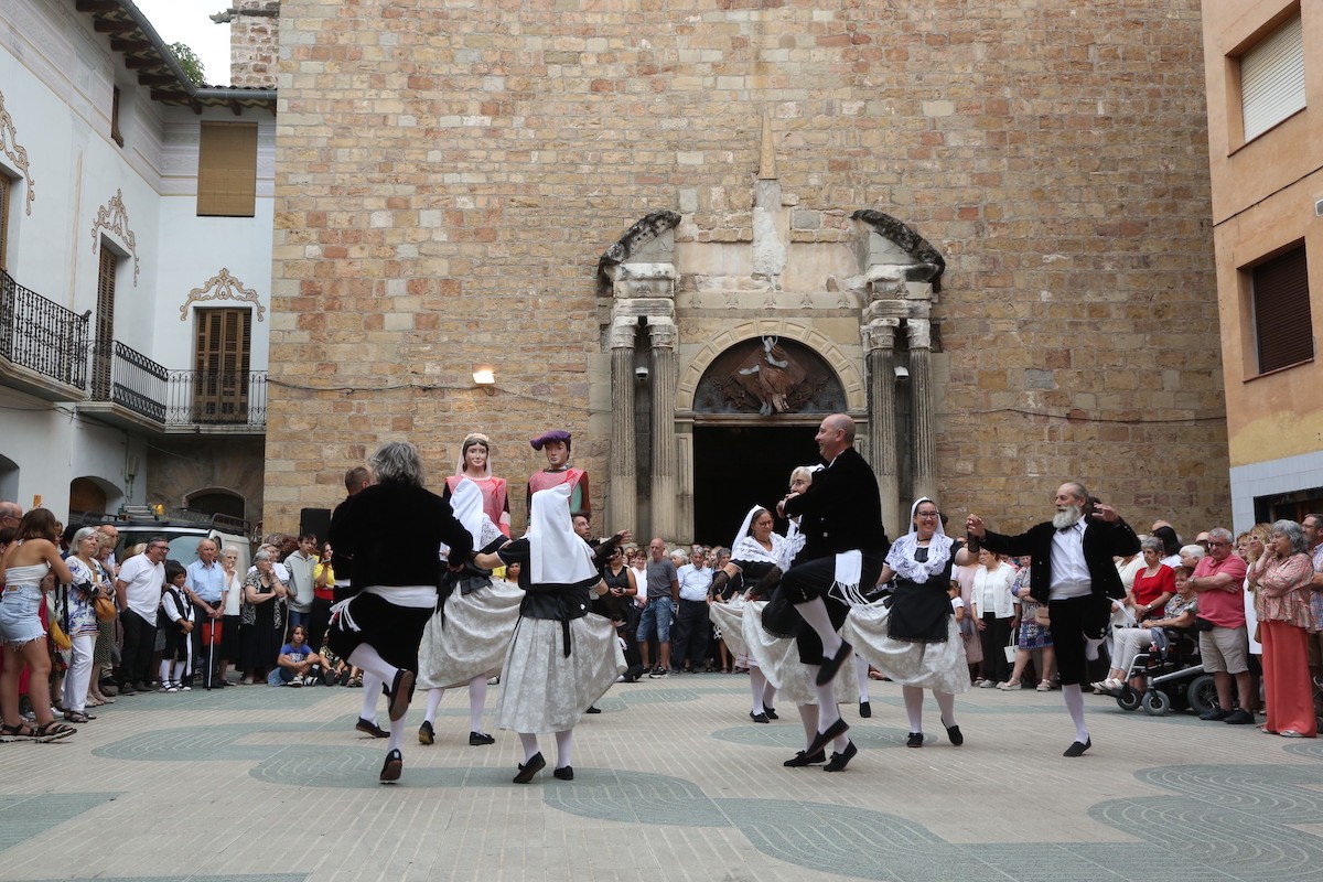 L'Esbart Dansaire ballant el Ball Cerdà a les portes de la basílica de Valldeflors