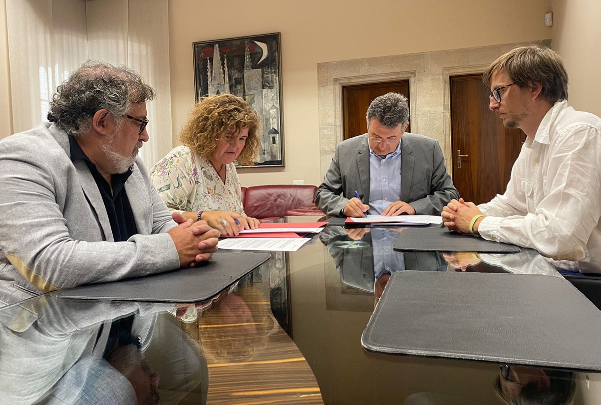 Moment de la signatura de l'acord en matèria d'espais naturals entre la Diputació de Girona i Acció Climàtica