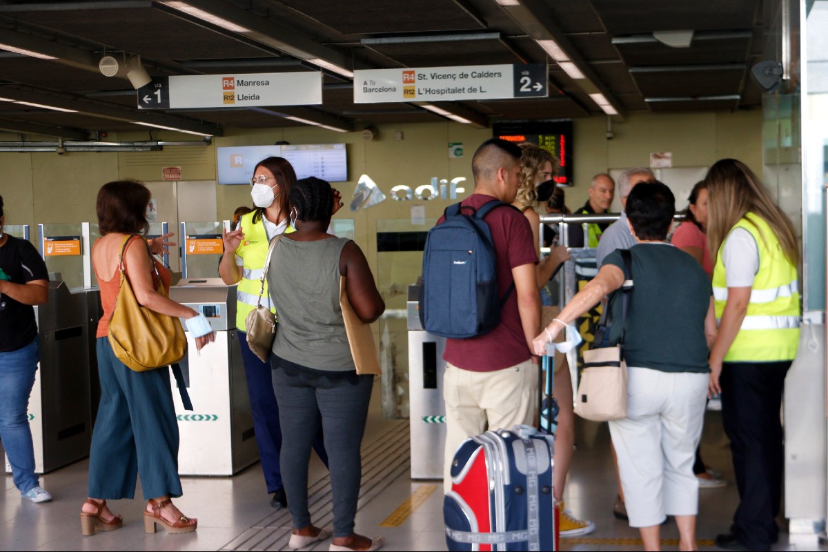 Els passatgers al vestíbul de l'estació de Sabadell Nord de Rodalies
