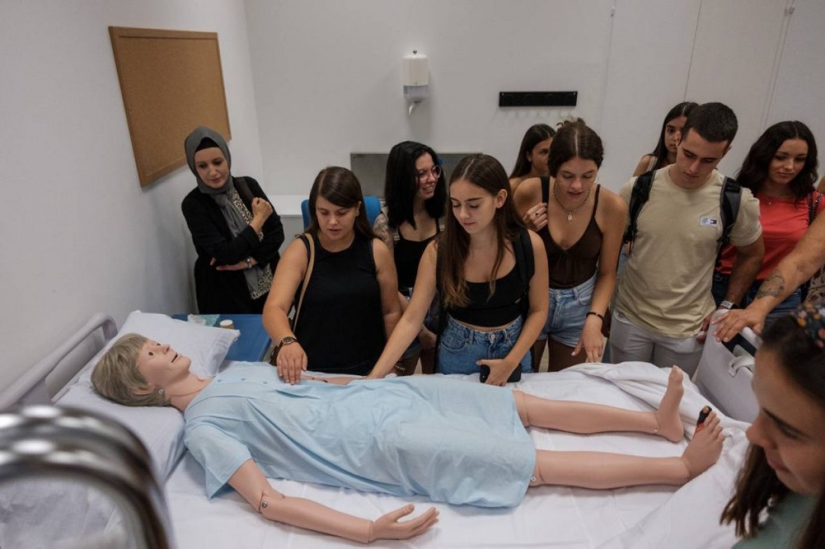 Els estudiants d'Infermeria de la seu de Vilafranca durant la visita en un dels laboratoris.