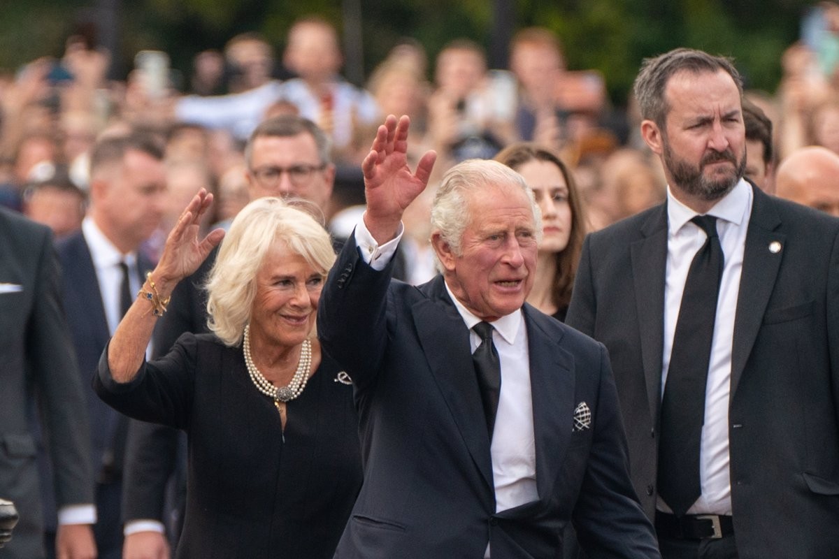 El rei Carles III i la reina Camila a l'arribar al Palau de Buckingham.