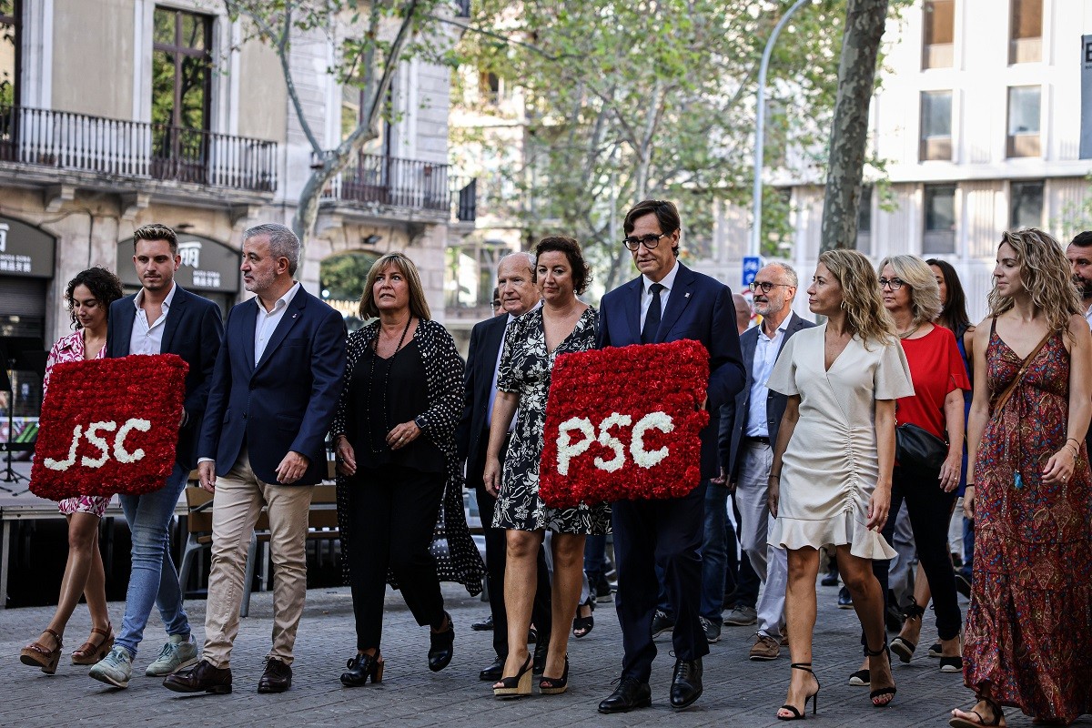 La delegació del PSC en la tradició ofrena floral al monument de Rafael Casanova