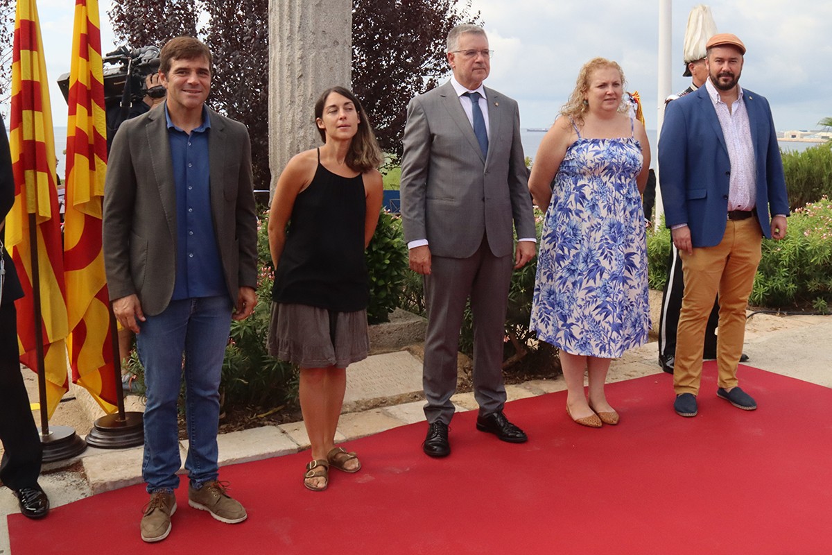 Els portaveus dels grups municipals a l'Ajuntament de Tarragona de Junts per Tarragona, CUP, ERC i PSC, després de l'ofrena floral al monument de Rafel Casanova.