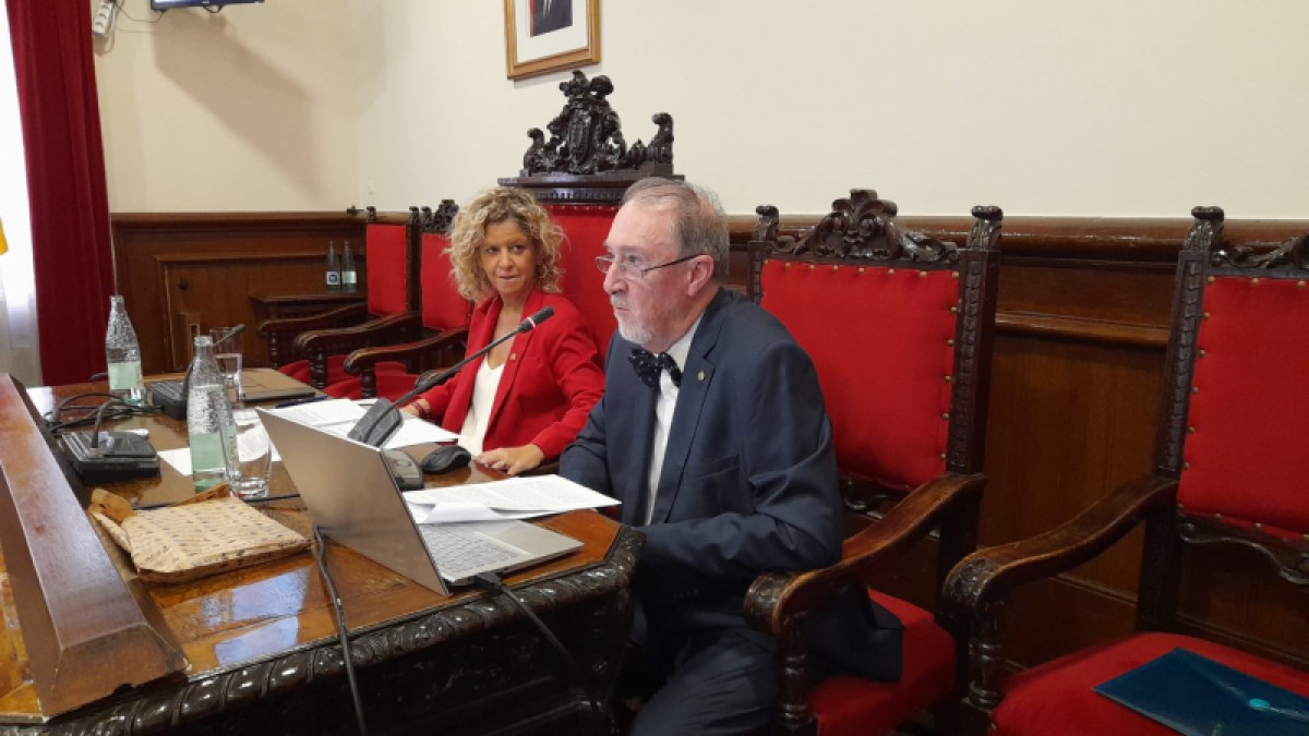 Josep Maria Franquet durant la conferència de la Diada a l'Ajuntament de Tortosa 