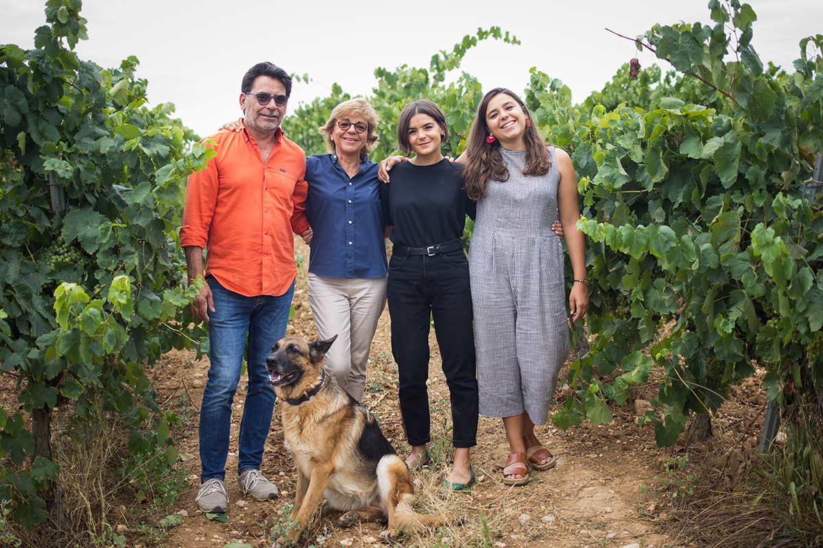 La família de Mas Palou a la vinya