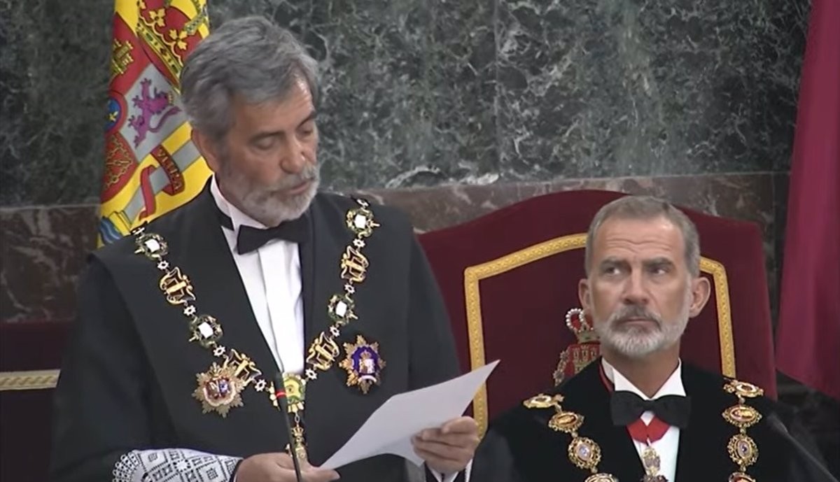 Felip VI escolta Carlos Lesmes en l'obertura de l'any judicial.