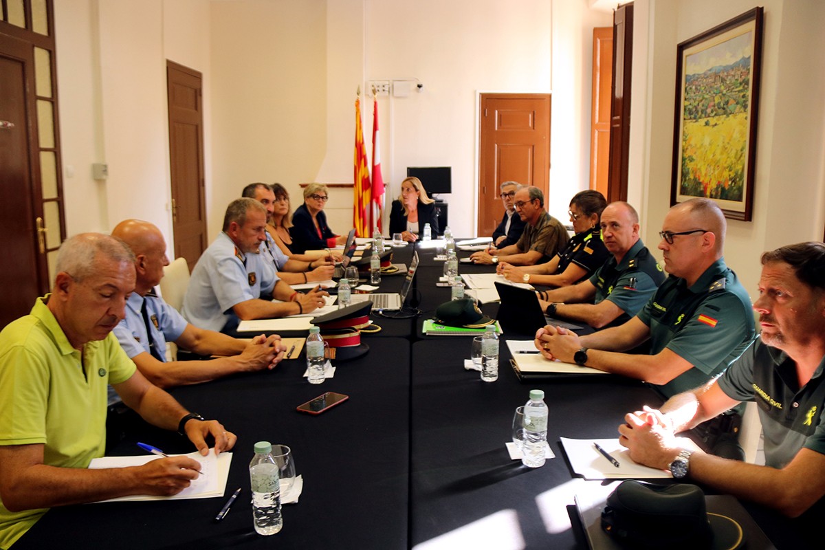 Els responsables dels Mossos d'Esquadra, de la Guàrdia Civil i la Policia Local de Valls, en la Junta de Seguretat Local de Valls, presidida per l'alcaldessa Dolors Farré i la delegada del Govern, Teresa Pallarès.