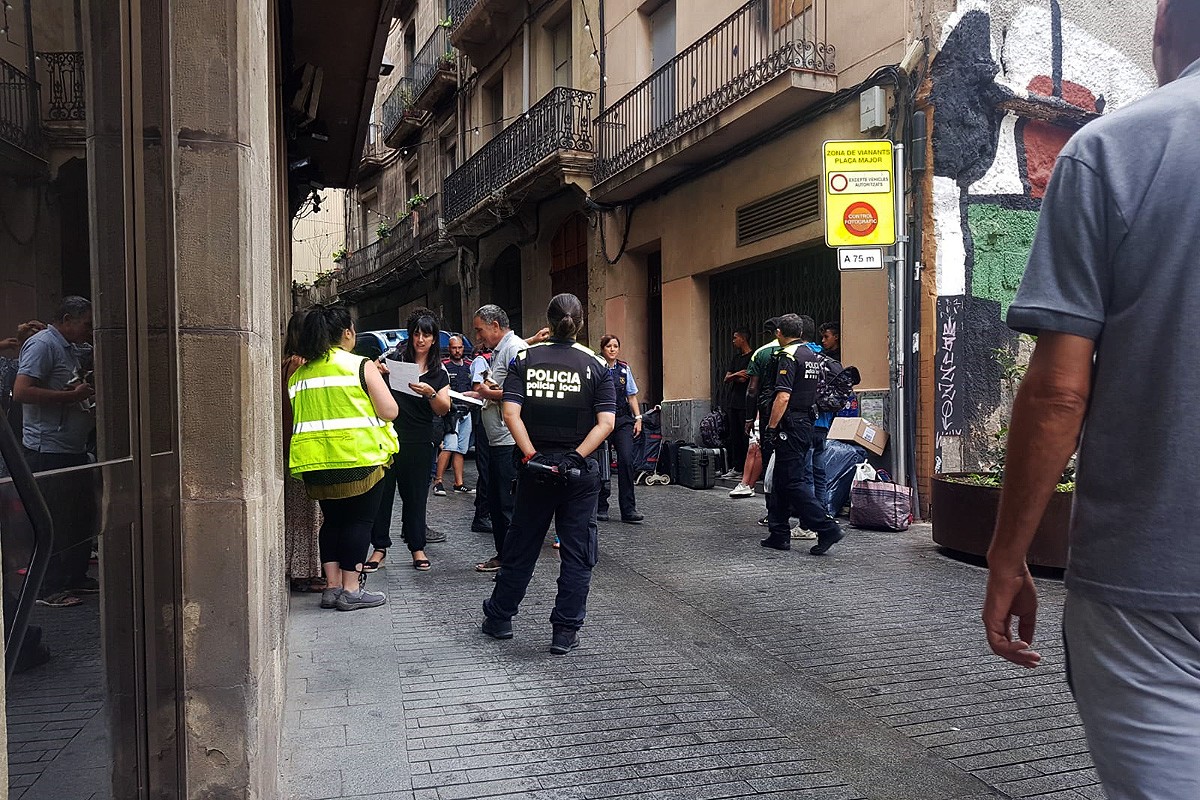 Dispositiu policial durant el desallotjament del bloc del carrer Sobrerroca, 29