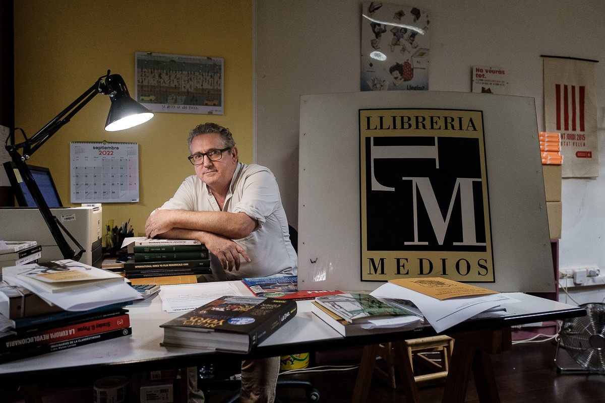 Enrique Merino, copropietari de la llibreria Medios, fotografiat al nou local del Carrer Varsòvia