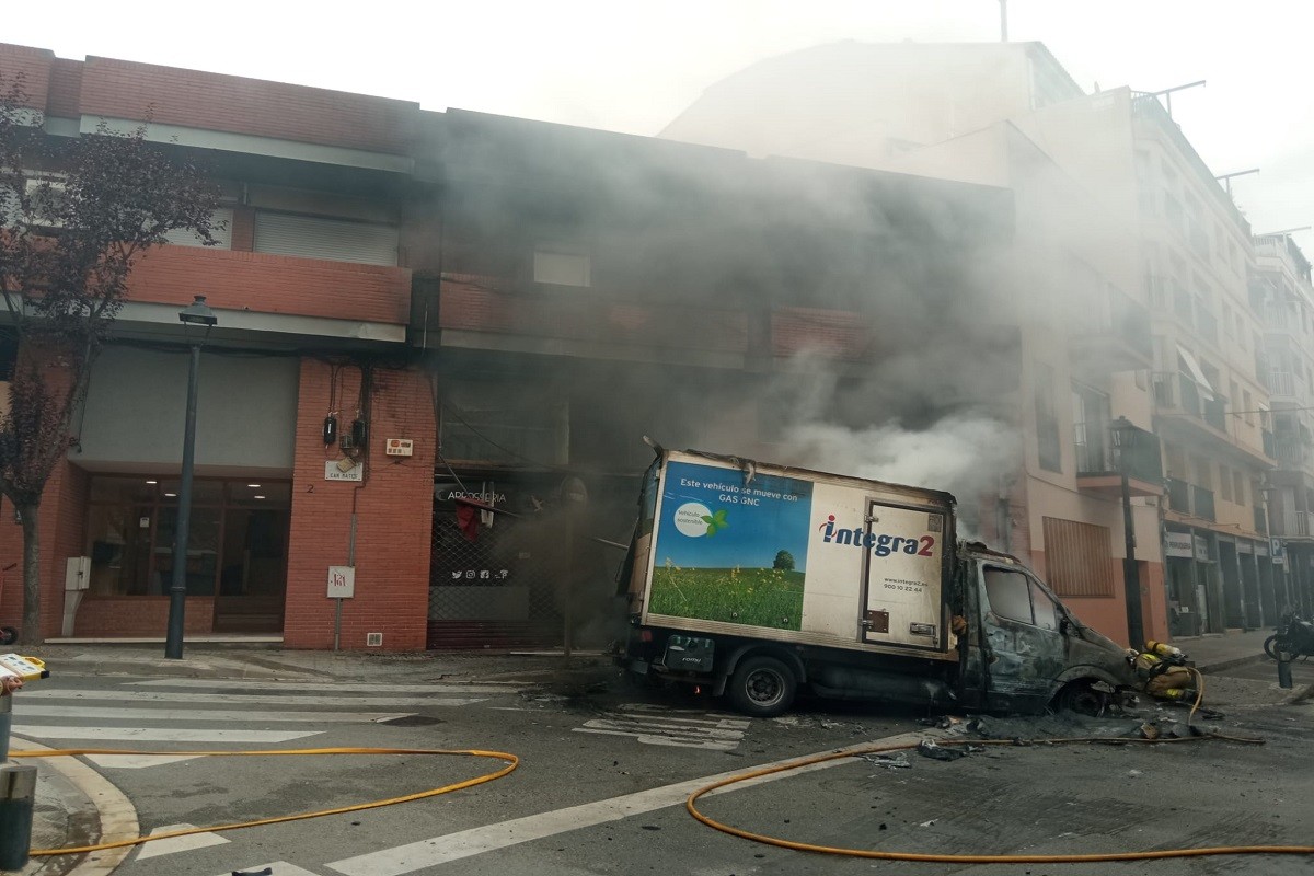 El camió incendiat a l'avinguda Catalunya de Sant Cugat