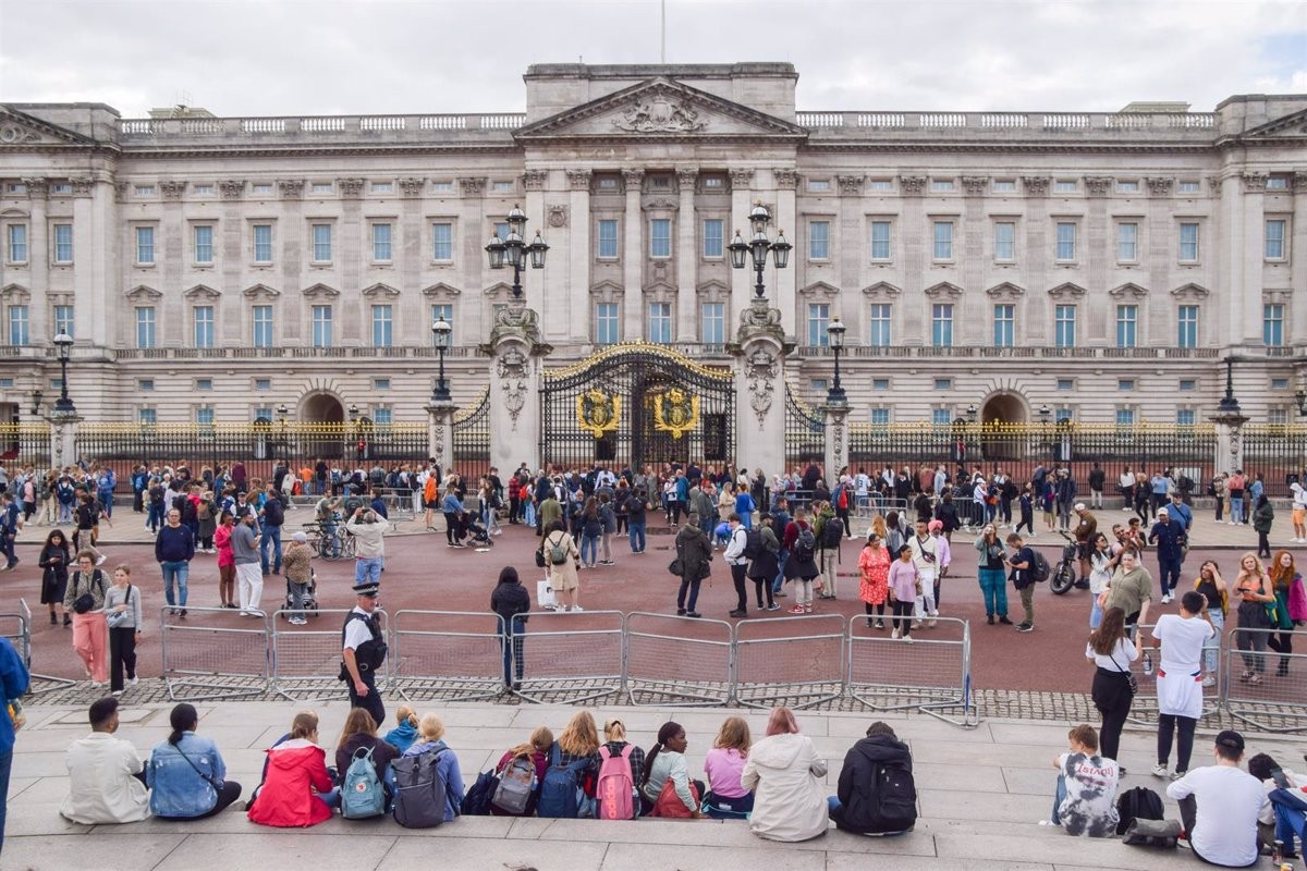 Un grup de persones es congrega als afores de Buckingham Palace.