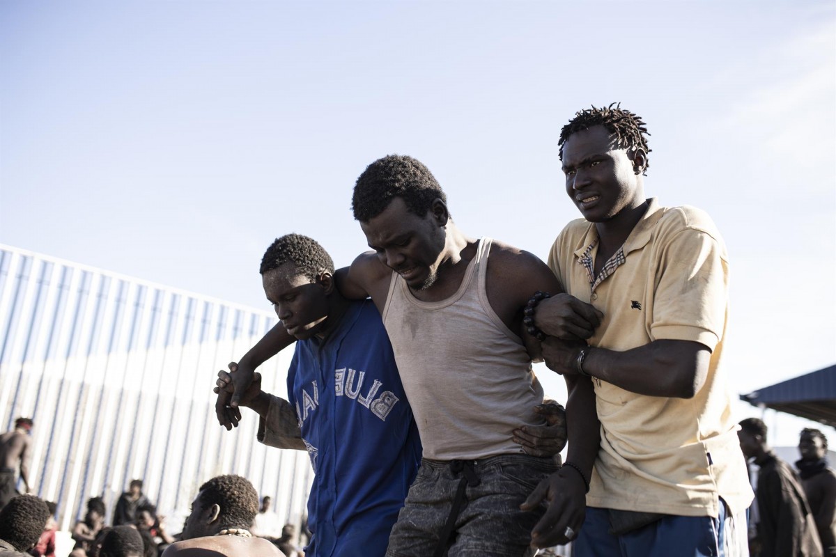 Migrants a la tanca de Melilla.