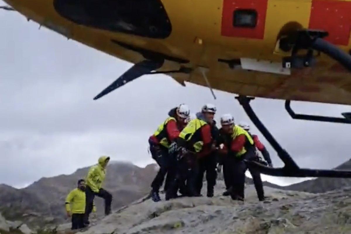 Efectius dels GRAE traslladant les dues persones a l'helicòpter de rescat