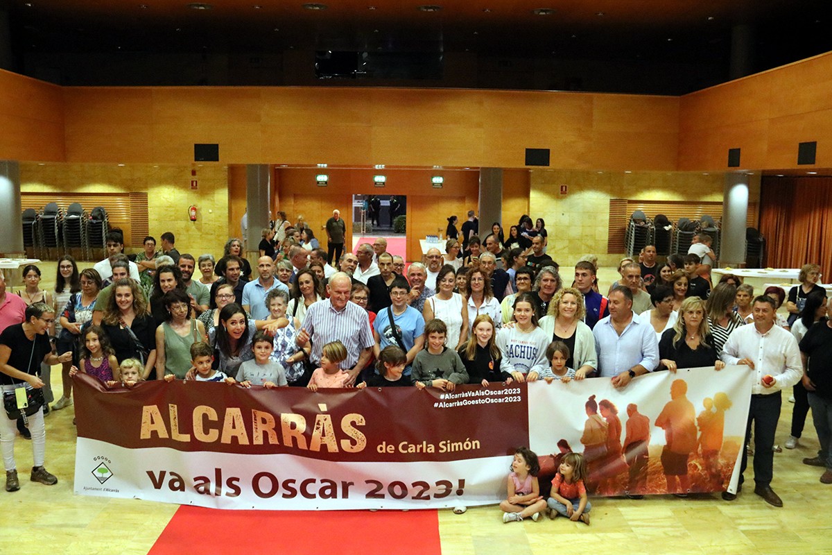 Els actors d'Alcarràs, amb veïns d'aquest població del Segrià i de pobles propers, en la festa per celebrar que el film representarà l'estat espanyol als Oscars.