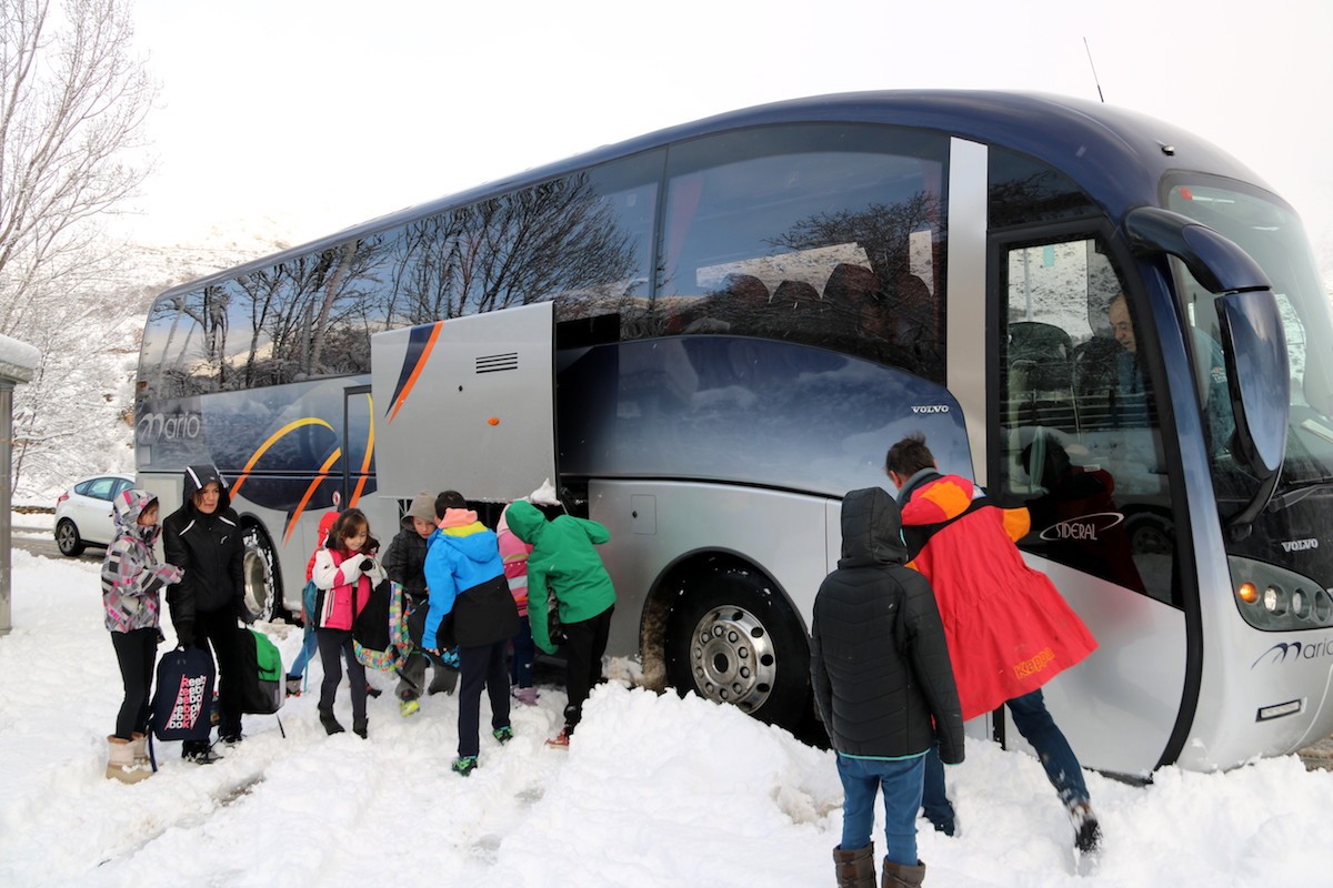 Infants pujant a un bus del Pallars Sobirà