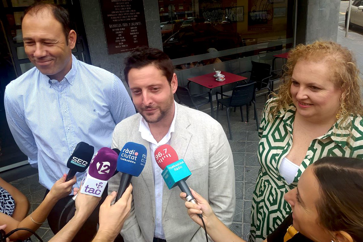 Rubén Viñuales, al centre de la imatge, el nou candidat del PSC a les eleccions municipals de Tarragona.