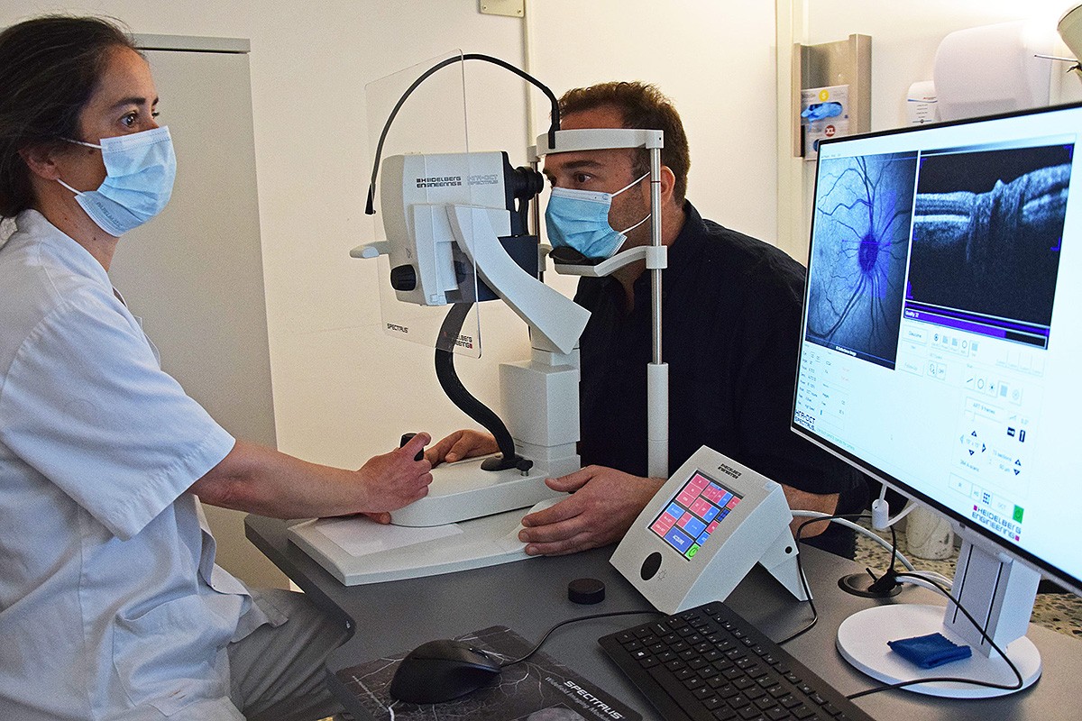 El nou equip en funcionament per al diagnòstic de patologies de l’ull.